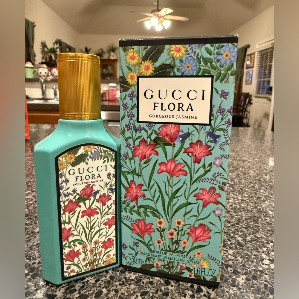 Flora Gorgeous Jasmine Eau
de Parfum